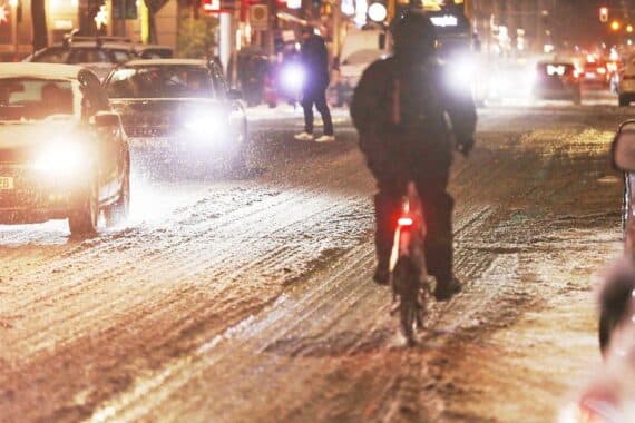 Winterliche Straßen mit Schnee und Glätte, Fahrzeuge fahren vorsichtig bei frostigen Temperaturen.