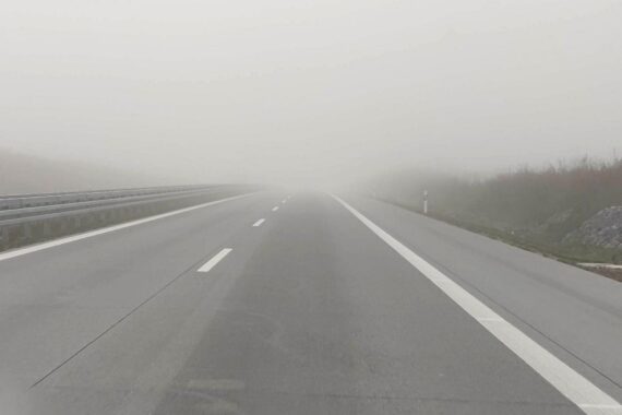 Nebel über einer Autobahn mit frostigen, geheimnisvollen Eindrücken einer kalten Morgendämmerung.
