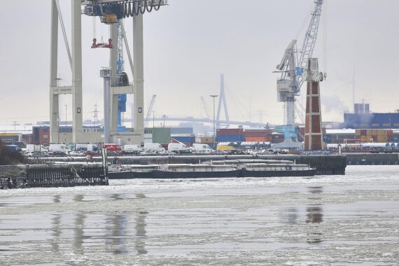 Trüber Hamburger Hafen mit stark bewölktem Himmel und anhaltendem Regen oder Schnee.