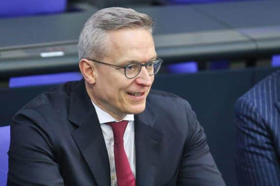 Karsten Wildberger präsentiert die neue Bürger-App zur Vereinfachung staatlicher Dienstleistungen in Berlin.