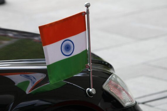 Indische Fahne und Ministerpräsident Wüst bei Treffen mit Botschafter Gupte in Staatskanzlei.