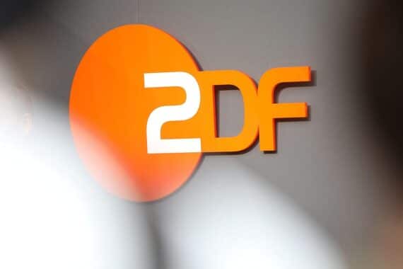 ZDF-Logo mit Aufschrift „Open CR“-Versammlung über Fake-Videos und interne Mitarbeiterdiskussion.