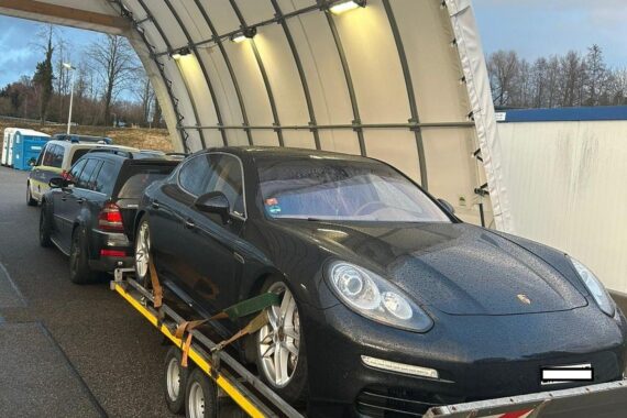 Zollbeamte beschlagnahmen Porsche Panamera wegen unbezahlter Einfuhrabgaben auf Autobahn 96.