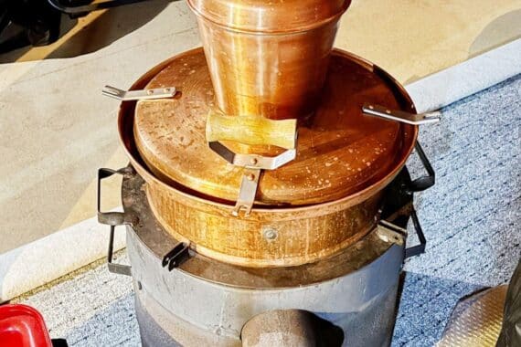 Zoll sichert illegale Brennanlagen und 60 Liter Schnaps in Cloppenburg, Steuerhinterziehung festgestellt.