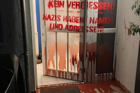 Farbanschläge auf AfD-Häuser: Rotes Gemisch, Schriftzug "Kein Vergeben, kein Vergessen!" sichtbar.
