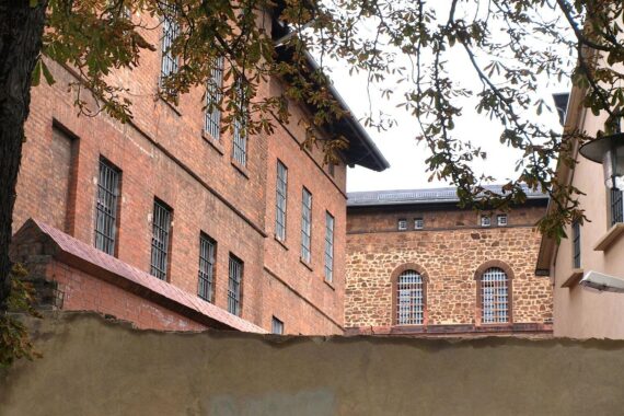 Zwei festgenommene Täter im Gefängnis nach Handydiebstahl in Gießen, Polizei ermittelt.