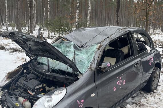 Beschädigter Pkw nach Unfall auf Straße, Polizei vor Ort, Einsatzfahrzeuge und Verletzte.