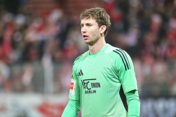 Bayern München jubelt nach 4:0-Sieg über Union Berlin, feiert Tore und Dominanz.