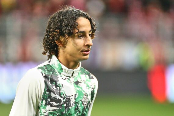 FC Bayern München feiert 4:1-Sieg gegen Borussia Mönchengladbach, Dominanz und Torjubel sichtbar.