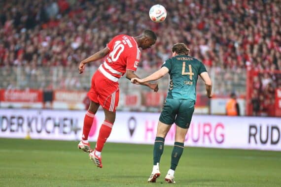 Fußballspiel zwischen Union Berlin und Werder Bremen, mit jubelnden Spielern und Tor-Szenen.
