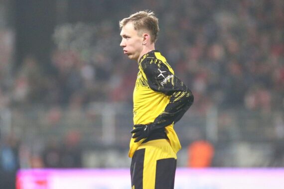 Borussia Dortmund feiert einen 2:1-Sieg gegen Köln im Bundesliga-Spiel. Spannende Szenen und Emotionen.