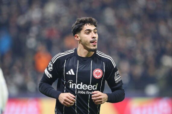 Eintracht Frankfurt feiert den 2:0 Sieg gegen SC Freiburg, Fares Chaibi jubelt.