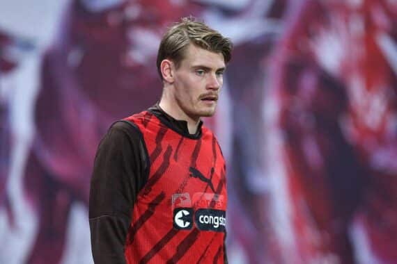 Freiburger Spieler jubeln nach dem Siegtreffer gegen St. Pauli im Stadion.