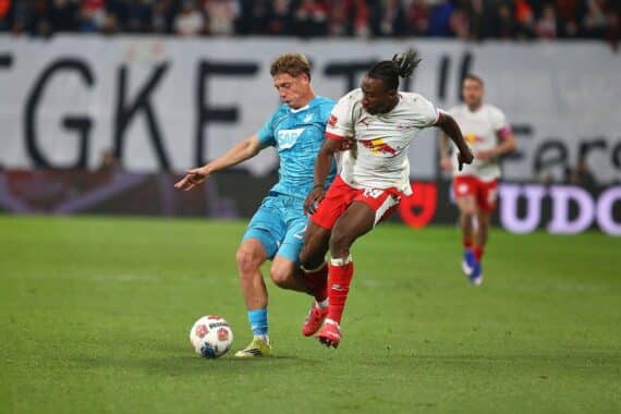 RB Leipzig feiert 5:0-Sieg gegen Hoffenheim, Spieler jubeln nach Toren im Stadion.