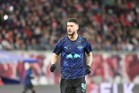 Leipzigs Spieler jubeln nach entscheidendem Tor gegen Hamburg im Bundesligaspiel, Spannung und Emotion.