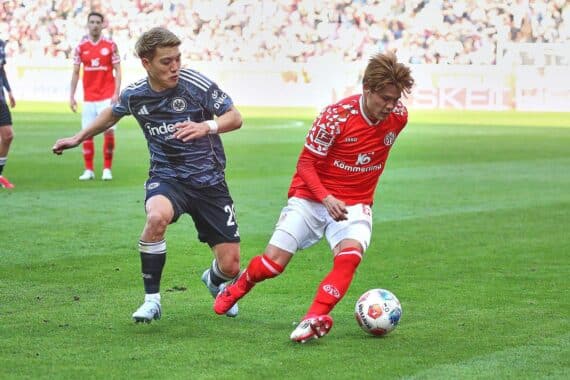 Ein spannendes Fußballspiel zwischen Mainz 05 und Eintracht Frankfurt, mit emotionalen Torfeiern.