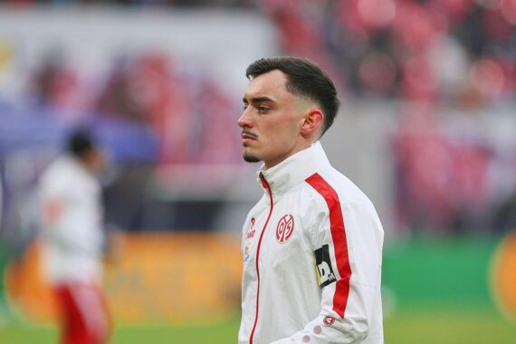 Mainzer Spieler jubeln über den Sieg gegen Bremen, mit Momentaufnahme des entscheidenden Kopfballtors.