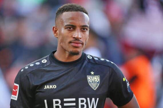 VfB Stuttgart feiert den 4:0-Sieg gegen Wolfsburg mit jubelnden Spielern und stolz erhobenen Armen.