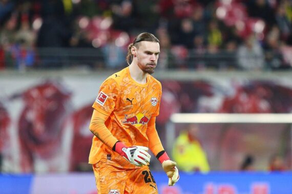 VfB Stuttgart feiert 1:0-Sieg gegen RB Leipzig, entscheidender Fehler von Torwart Vandevoordt.