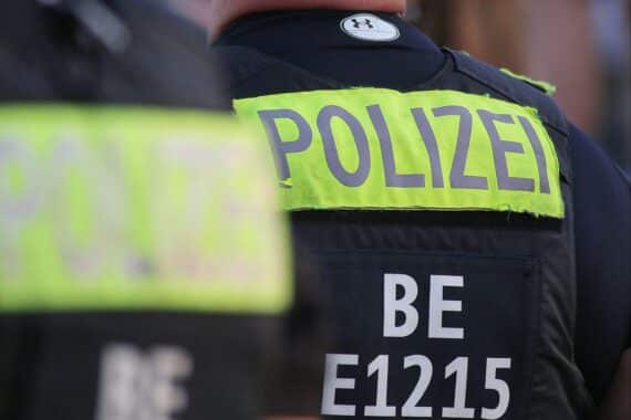 Polizei kontrolliert Festnahme eines 18-Jährigen nach Schussabgabe mit Schreckschusswaffe.