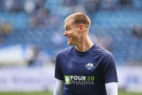 Fußballer jubeln nach erfolgreichen Spielen in der 2. Bundesliga, spannende Tore und emotionale Momente.