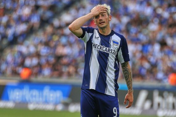 Zwei Fußballspieler in Aktion, spannendes Duell zwischen Hertha BSC und VfL Bochum.