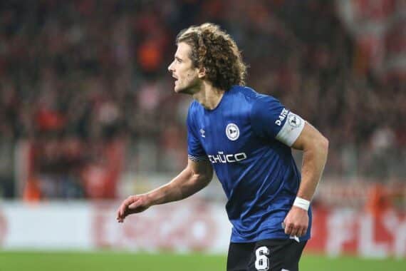 Intensives Fußballspiel zwischen Arminia Bielefeld und SC Paderborn, beide Teams kämpfen um Punkte.