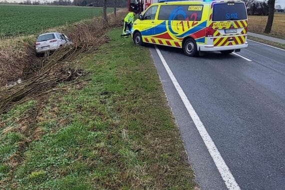 Unfallstelle mit dem verunfallten Mazda und Absperrungen der Feuerwehr in Freiburg.