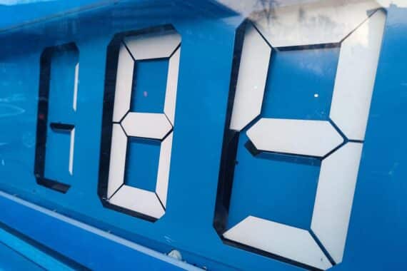 Preisschilder an Tankstelle, ADAC warnt vor Preisregulierung, mögliche Preissteigerung für Verbraucher.