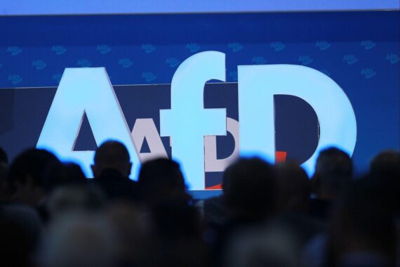 AfD-Parteitag: Logo im Fokus, bevorstehende Entscheidung über Parteiausschluss von Kevin Dorow.