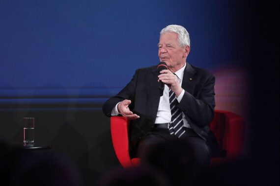 Joachim Gauck diskutiert AfD-Verbotsverfahren und Unterschiede in Ost- und Westdeutschland.