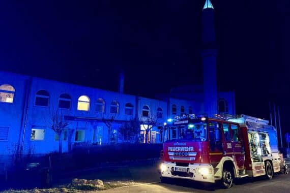 Feuerwehr im Einsatz vor Moschee wegen angebranntem Essen, verqualmte Küche sichtbar.