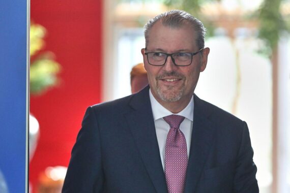 Rainer Dulger, BDA-Präsident, spricht über steigende Bürokratie bei öffentlichen Aufträgen in Berlin.