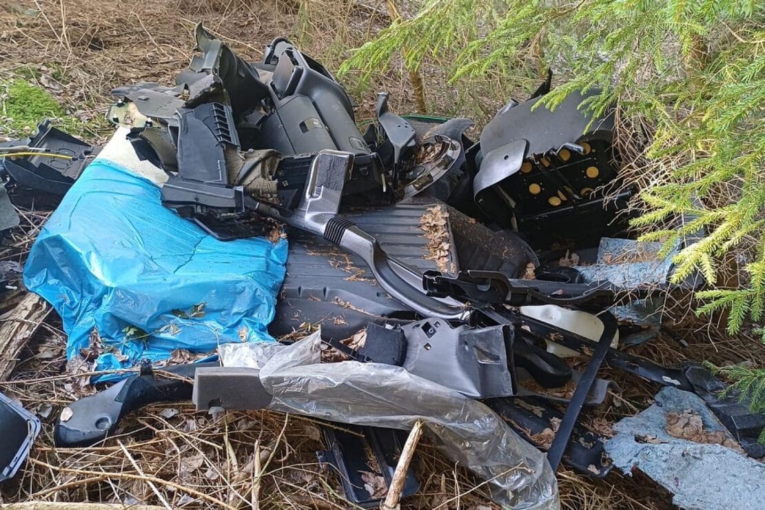 Audi-Wrack illegal im Oberharzer Wald entsorgt