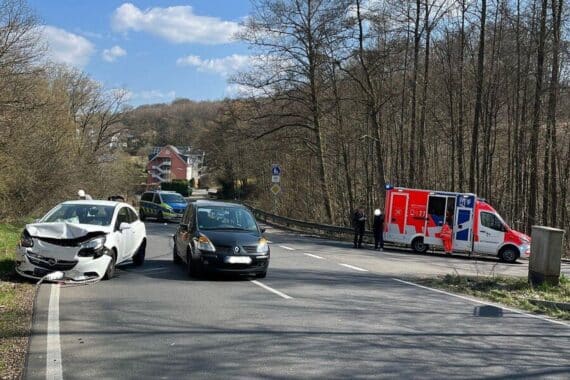 Auffahrunfall auf der L350 mit zwei beschädigten Fahrzeugen und verletzten Fahrern.