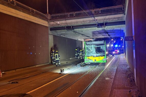 Zwei Busse nach Auffahrunfall, Einsatzkräfte vor Ort, verletzte Personen werden versorgt.