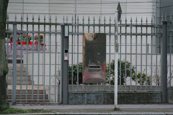 Bild der iranischen Botschaft in Berlin mit Fokus auf diplomatische Spannungen und internationale Beziehungen.