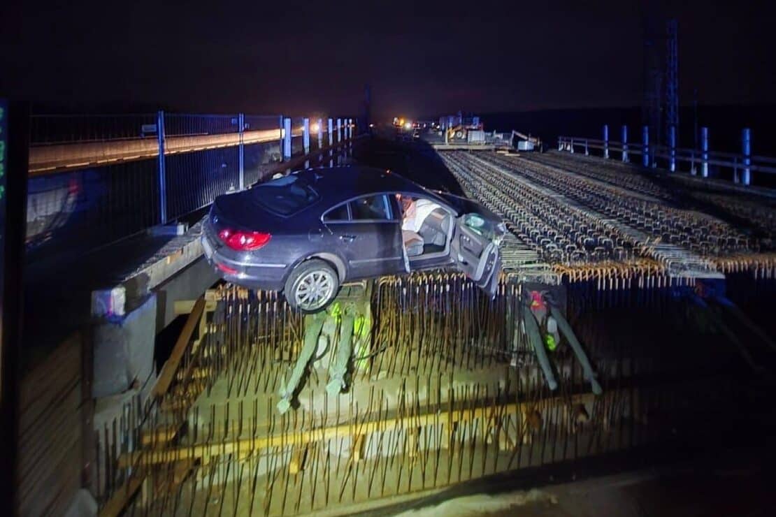 Auto durchbricht Baustellenabsicherung auf A24 bei Wöbbelin und landet auf Brückenrohbau