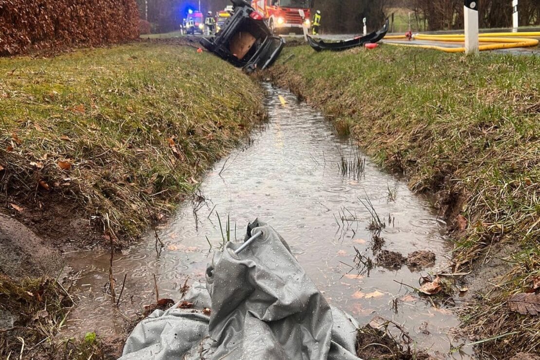 Auto gerät nach Unfall in Horn-Bad Meinberg in Brand