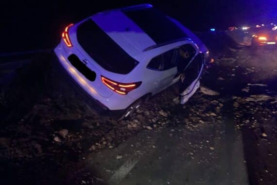 Unfallstelle auf Autobahn 516: Pkw in Sandhügel gefahren, Feuerwehr sichert und betreut.