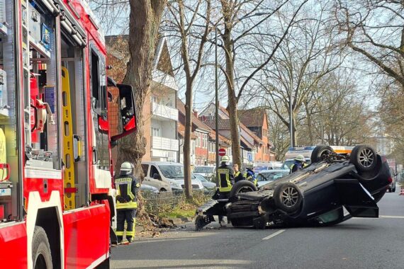 Verkehrsunfall in Celle: Auto liegt auf dem Dach, Feuerwehr sichert die Unfallstelle.