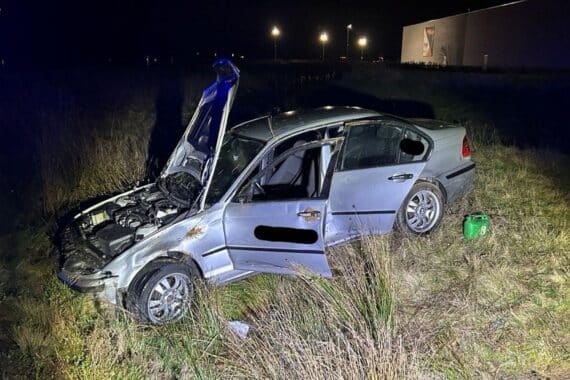 Autounfall auf A65: zerstörtes Fahrzeug, Polizei vor Ort, verletzter Fahrer im Krankenhaus.
