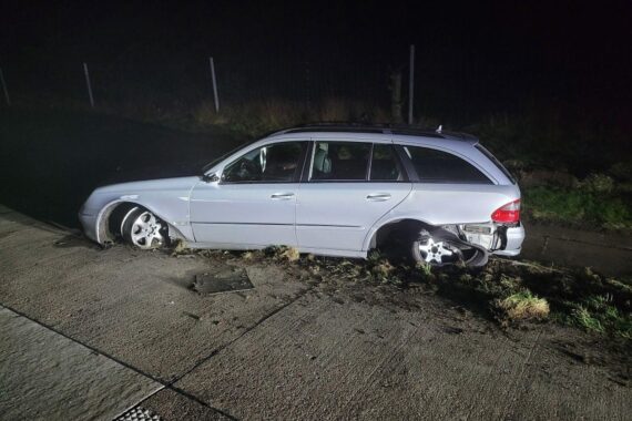 Autounfall in Baustelle auf A29; schwerer Schaden, Fahrer unter Alkohol- und Medikamenteneinfluss.