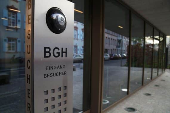 Bundesgerichtshof in Karlsruhe, Urteil zu Mordfall; Justiz, Gerechtigkeit, Revision abgelehnt.