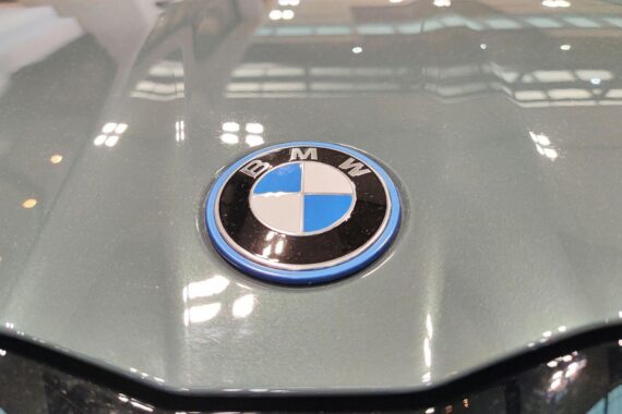 BMW-Logo am i5, Symbol für Innovation und strategische Gespräche zu Zollabkommen.