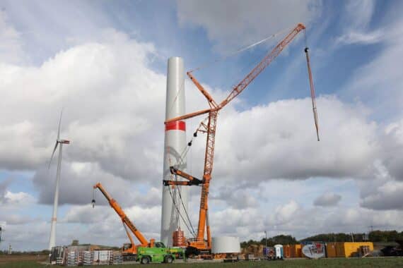 Windrad-Bau mit Protestschildern: Bürger fordern lokale Mitbestimmung gegen Ausbau der Windenergie.