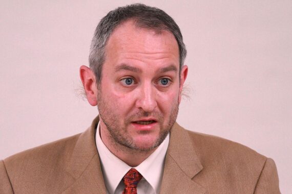 Lars Wurzler besucht Oberschule, nutzt inklusives Lernmodell für bessere Bildung im ländlichen Sachsen.