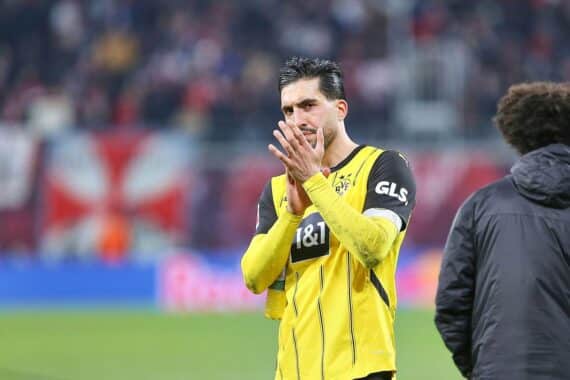 Emre Can, BVB-Kapitän, lächelt nach Vertragsverlängerung, trotz Verletzung, mit Teamgeist und Entschlossenheit.