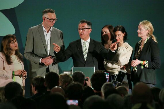 Cem Özdemir bei der Wahlfeier in Baden-Württemberg, optimistisch und umgeben von Unterstützern.