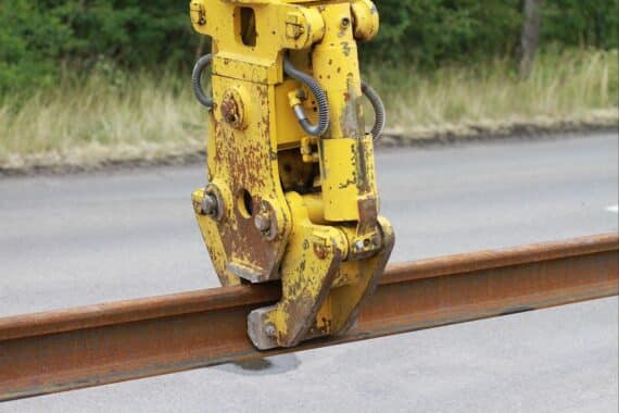 Bauarbeiten an Gleisen, Baustellenfahrzeuge und Beamte zeigen Zugverkehrsunterbrechungen zwischen Kassel und Altenbeken.